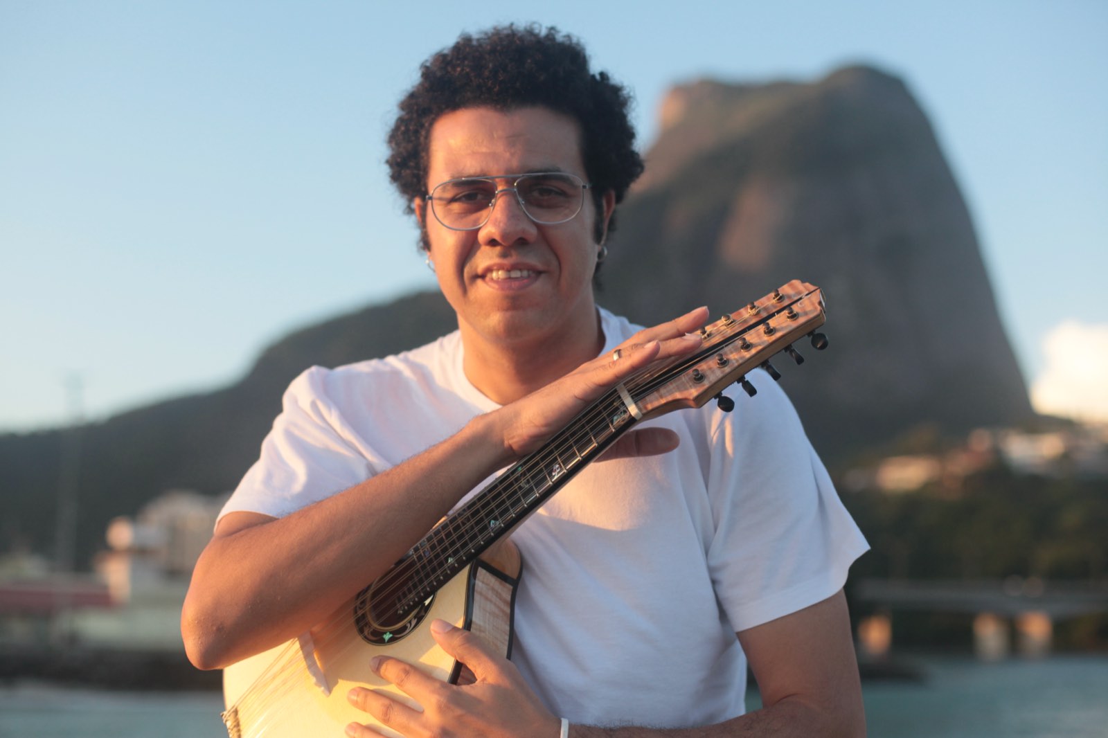 Hamilton de Holanda com o bandolim no peito, ao entardecer