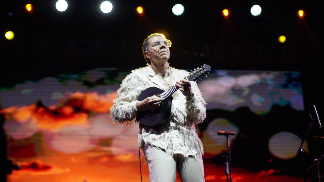 Hamilton de Holanda de branco no palco do Festival TOCA, nos Arcos da Lapa